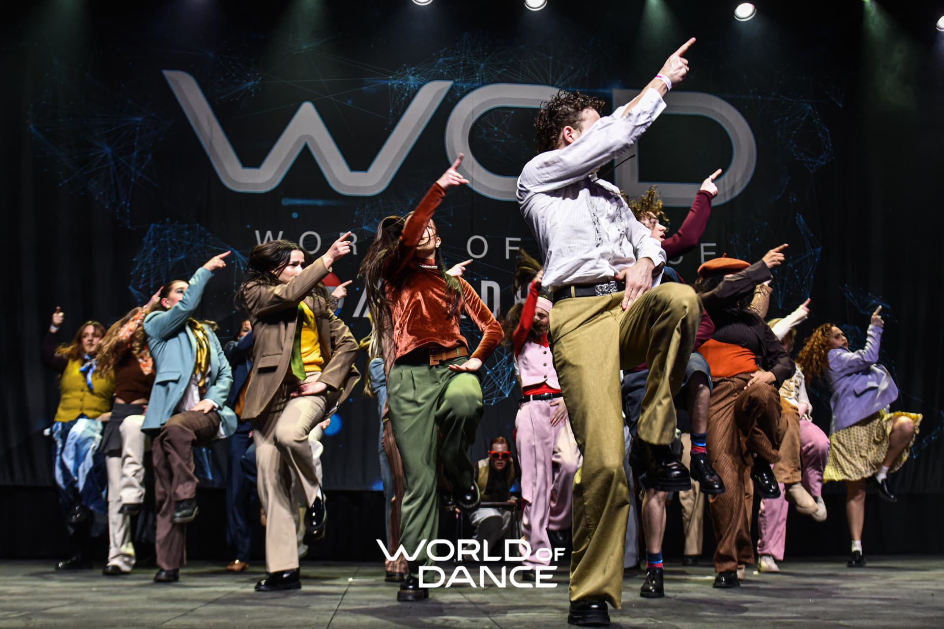 Grote crew danst synchroon op het podium