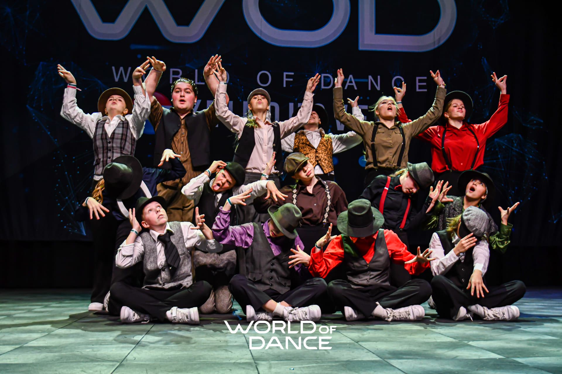 Volledige dancecrew poseert op het podium