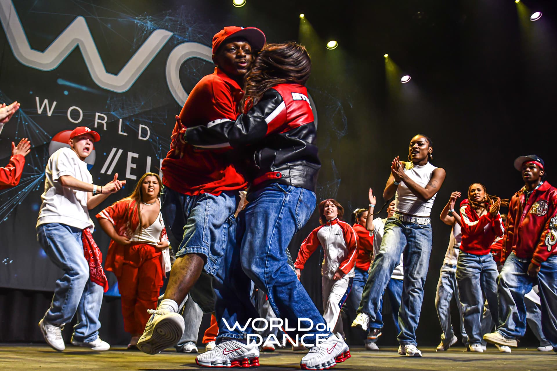 Dansers vieren samen hun performance